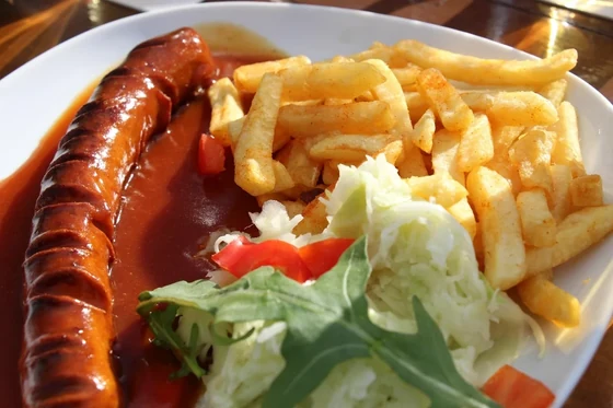 Wurst mit Pommes vom Imbisswagen